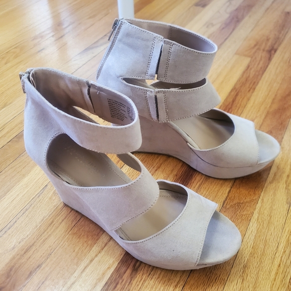 Christian Siriano size 10 Beige wedge heel sandals - Picture 2 of 4